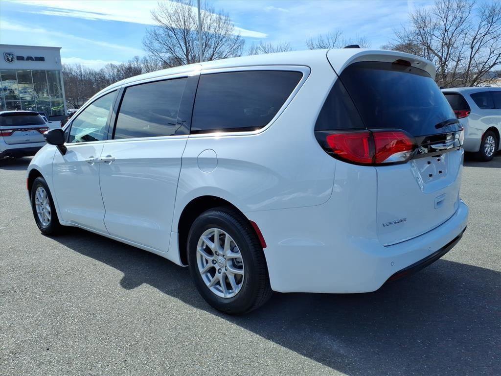 New 2026 Chrysler Voyager LX image 7