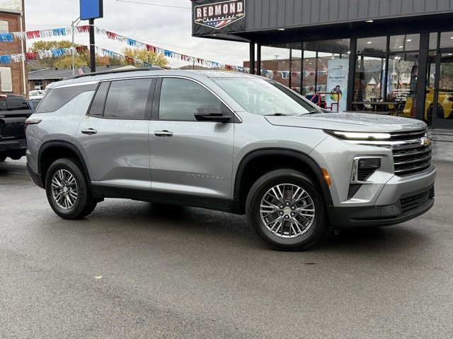 Used 2025 Chevrolet Traverse LT image 2