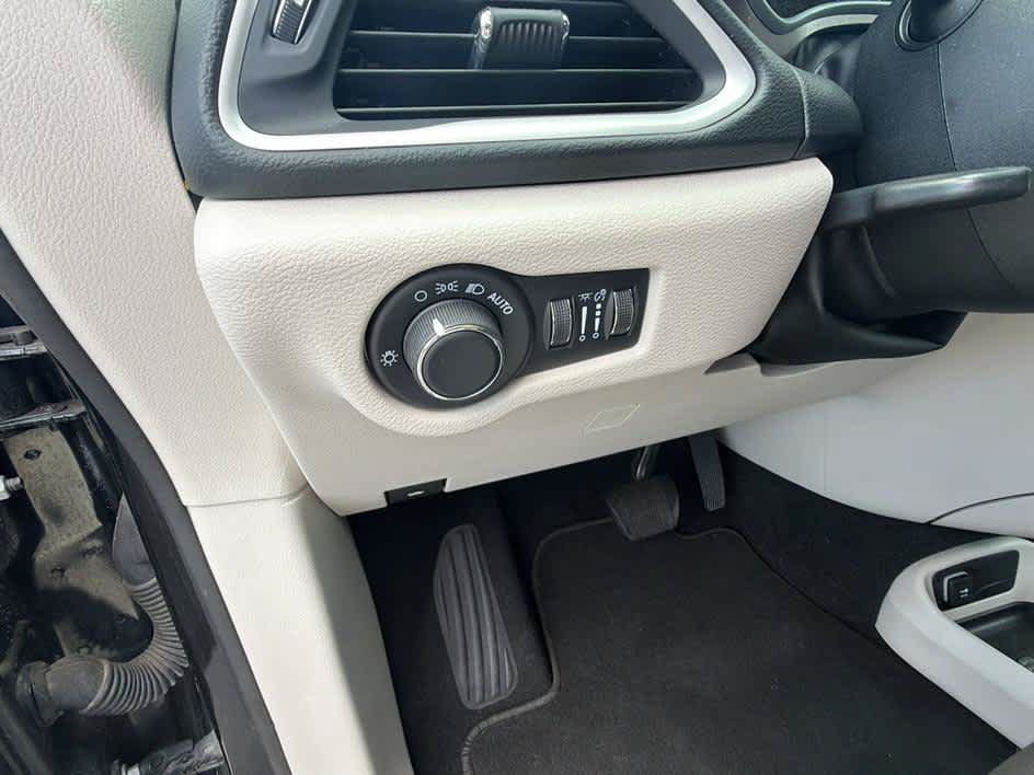 Used 2023 Chrysler Voyager LX FWD image 14