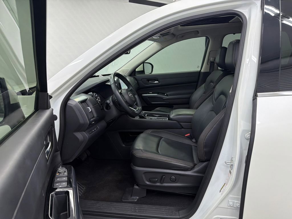 Used 2023 Nissan Pathfinder SL w/ SL Premium Package FWD image 9