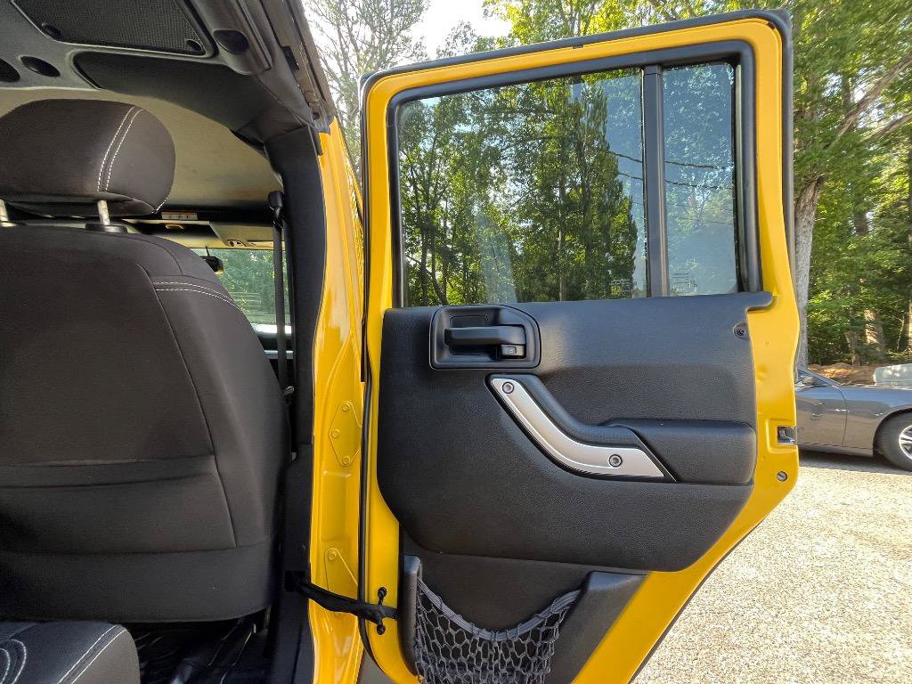 Used 2015 Jeep Wrangler Unlimited Sahara w/ Connectivity Group AWD/4WD image 39