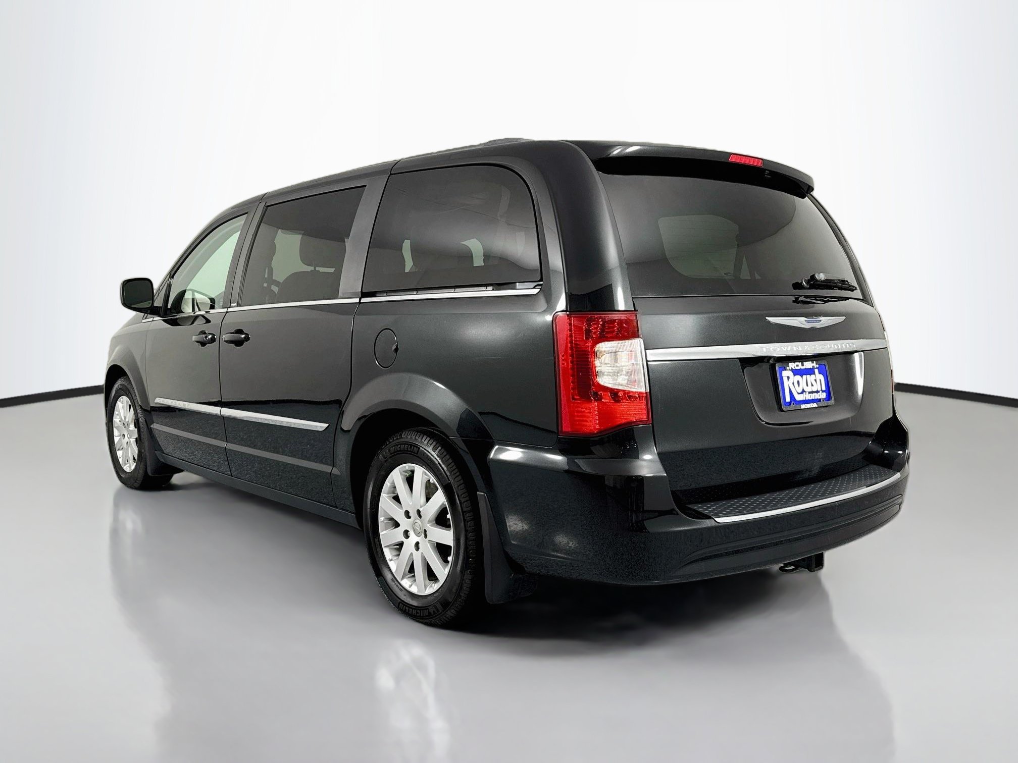 Used 2013 Chrysler Town & Country Touring FWD image 7