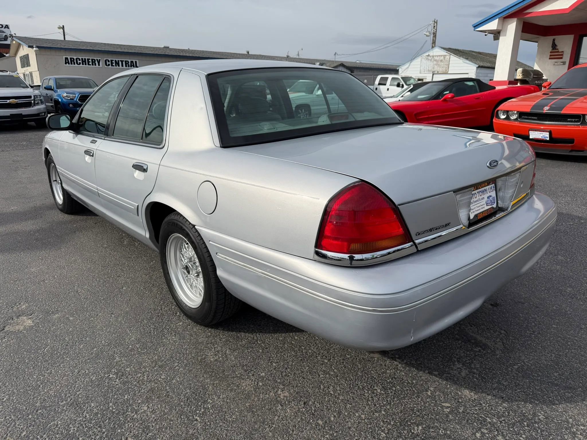 Used 2002 Ford Crown Victoria LX RWD image 3
