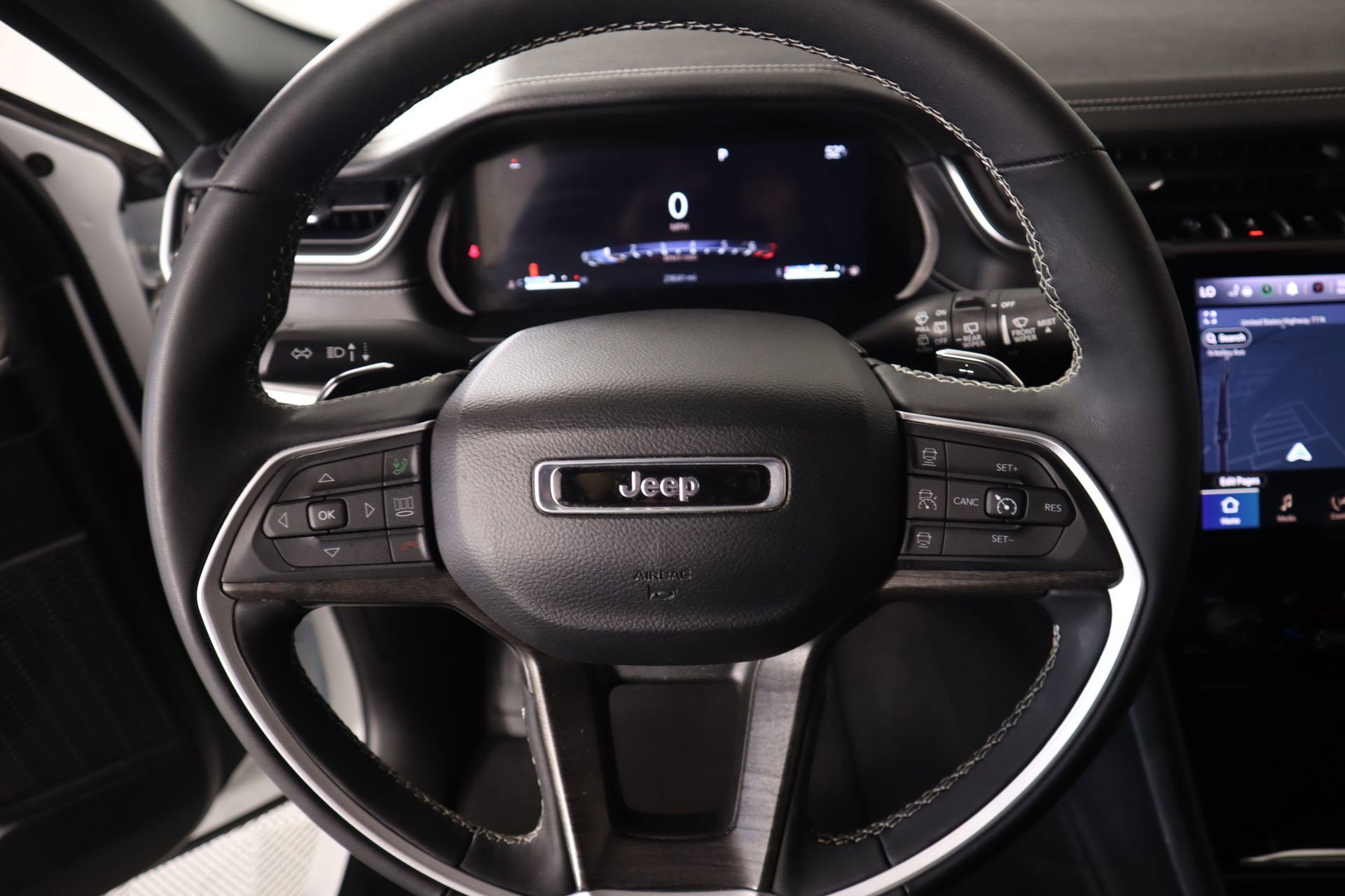 Used 2024 Jeep Grand Cherokee L Limited w/ Luxury Tech Group II image 3