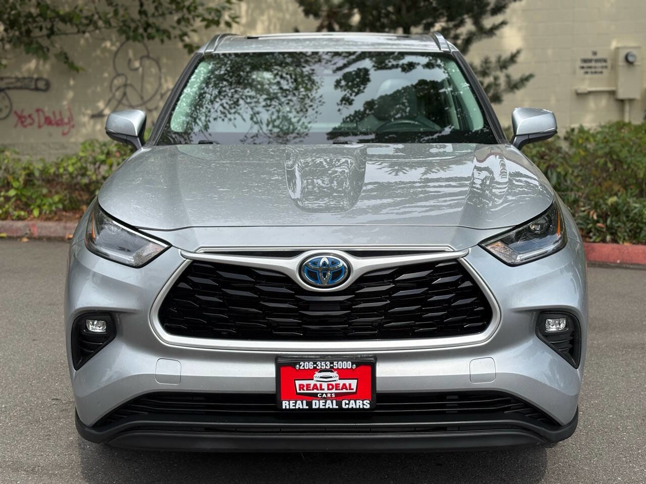 Used 2021 Toyota Highlander XLE image 3