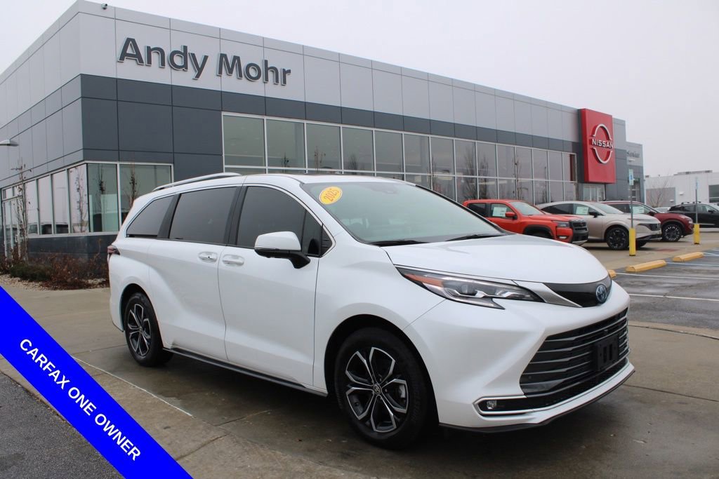 Used 2025 Toyota Sienna Platinum image 1