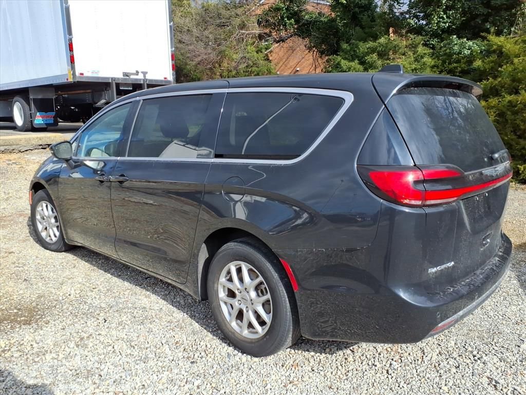 Used 2023 Chrysler Pacifica Touring-L image 4