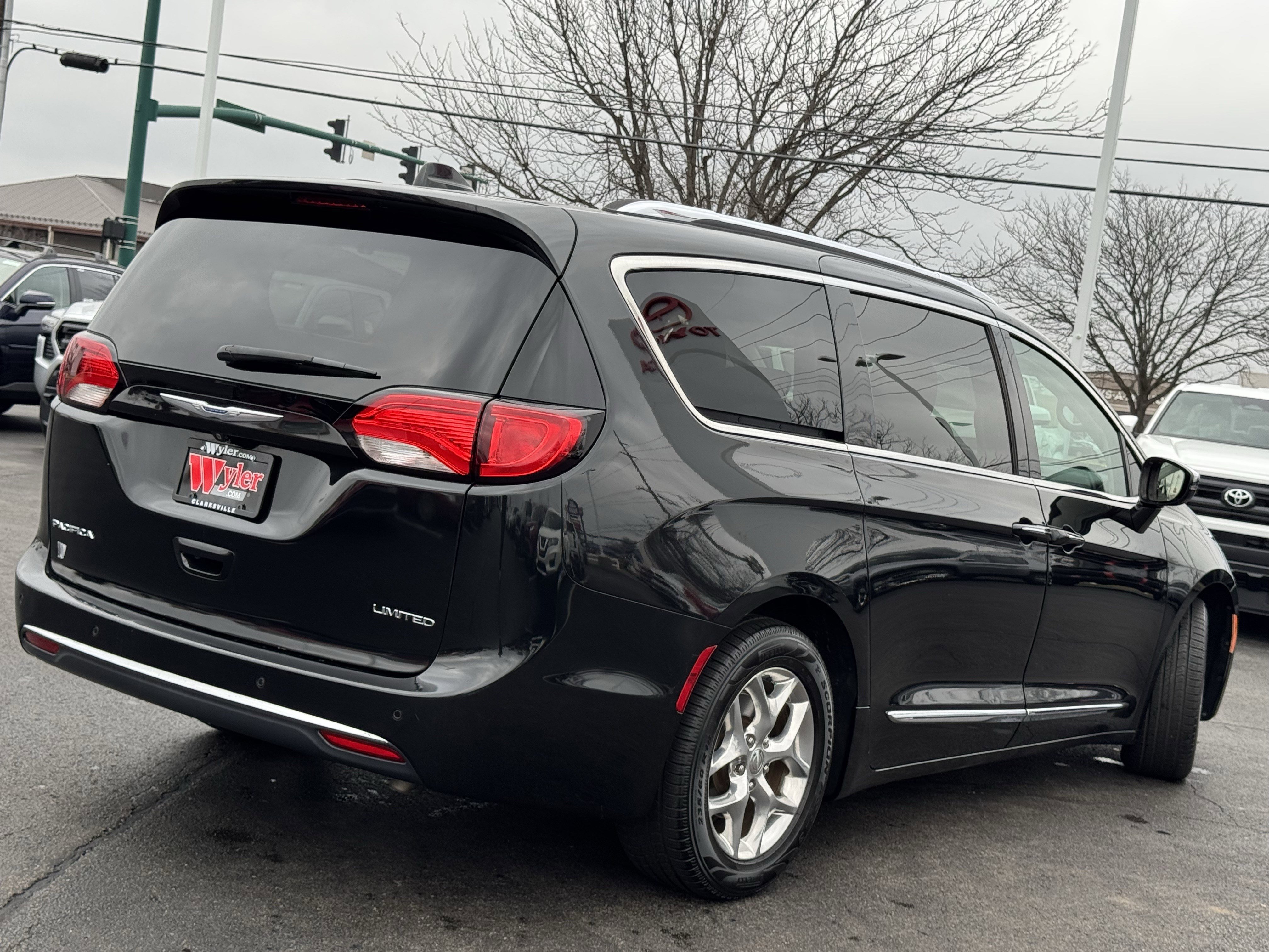 Used 2019 Chrysler Pacifica Limited image 2