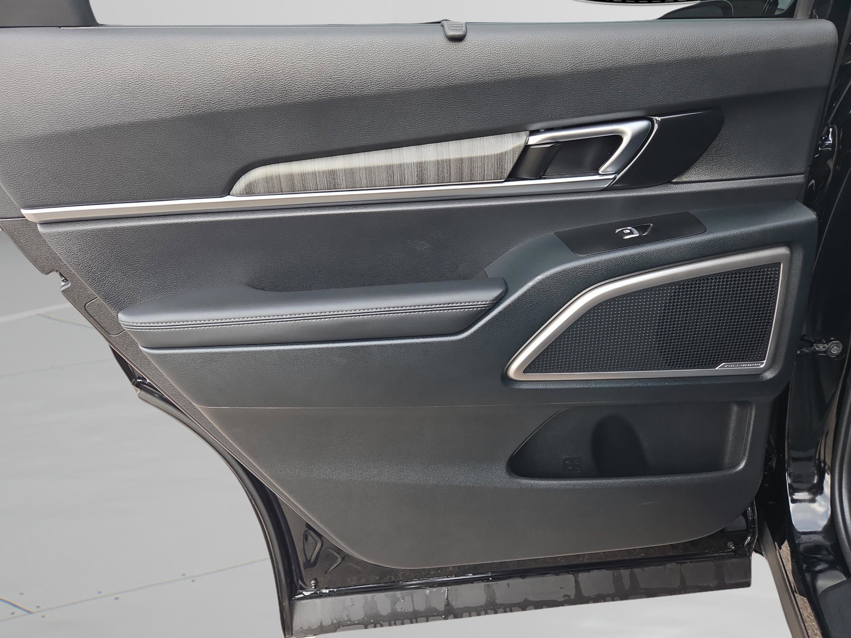 Used 2024 Kia Telluride EX w/ EX Captain's Chair Package image 22