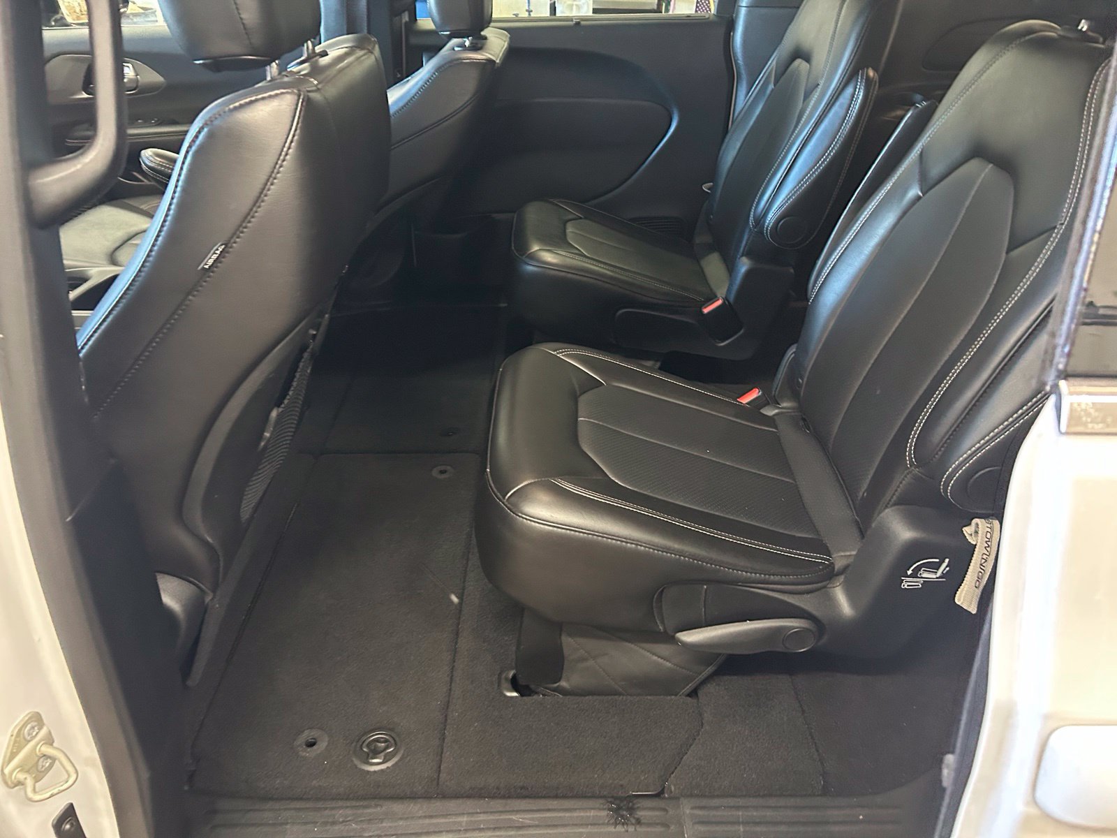 Used 2025 Chrysler Pacifica Select FWD image 24