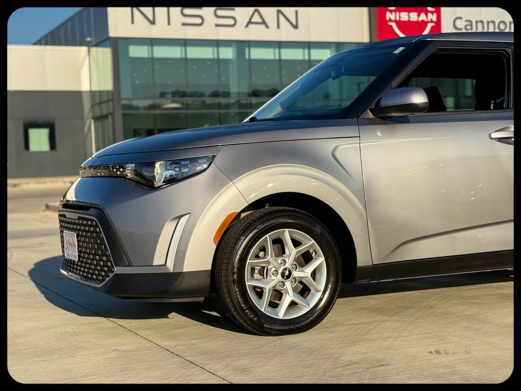 Used 2025 Kia Soul LX w/ LX Technology Package FWD image 2