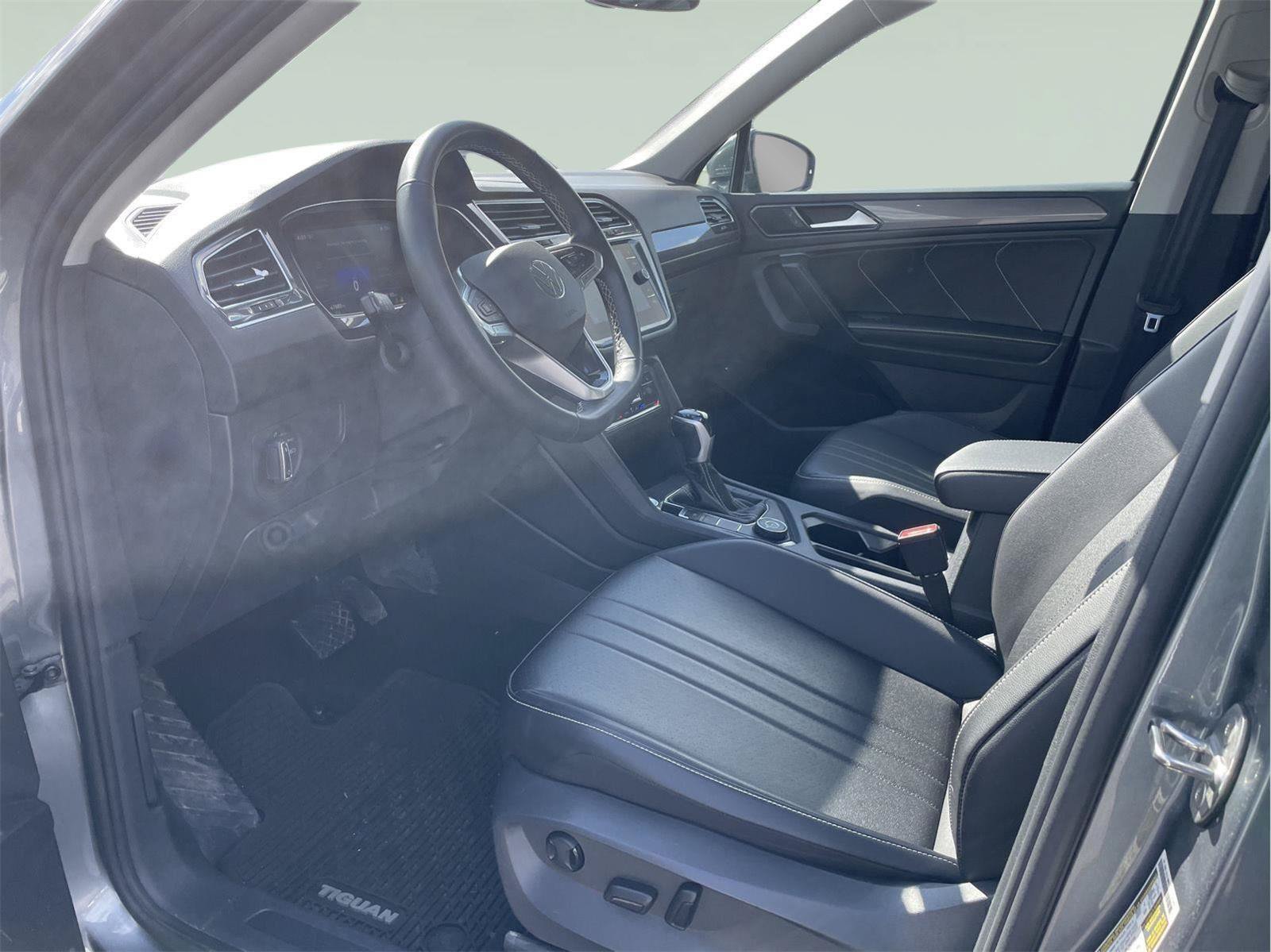 Used 2023 Volkswagen Tiguan SE AWD/4WD image 12