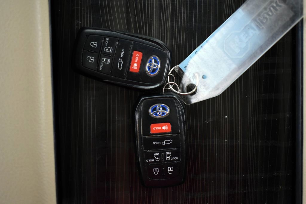 Used 2021 Toyota Sienna Limited image 43