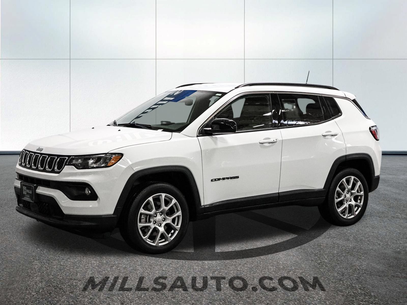 Used 2024 Jeep Compass Latitude AWD/4WD image 2