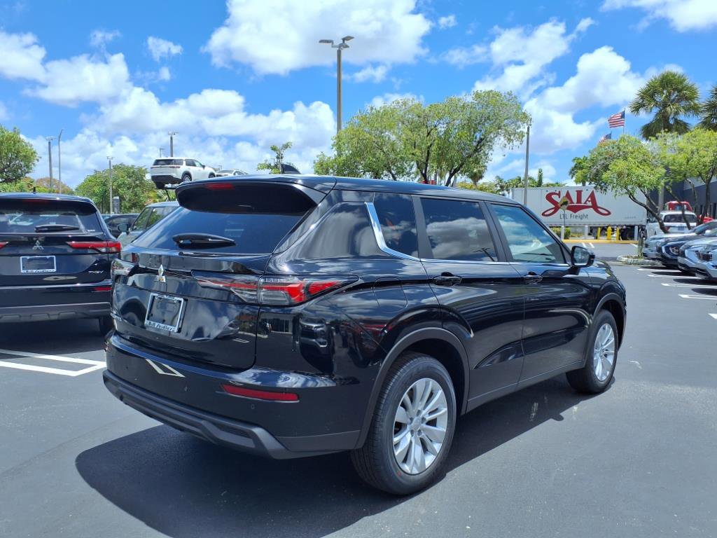 New 2025 Mitsubishi Outlander ES image 3