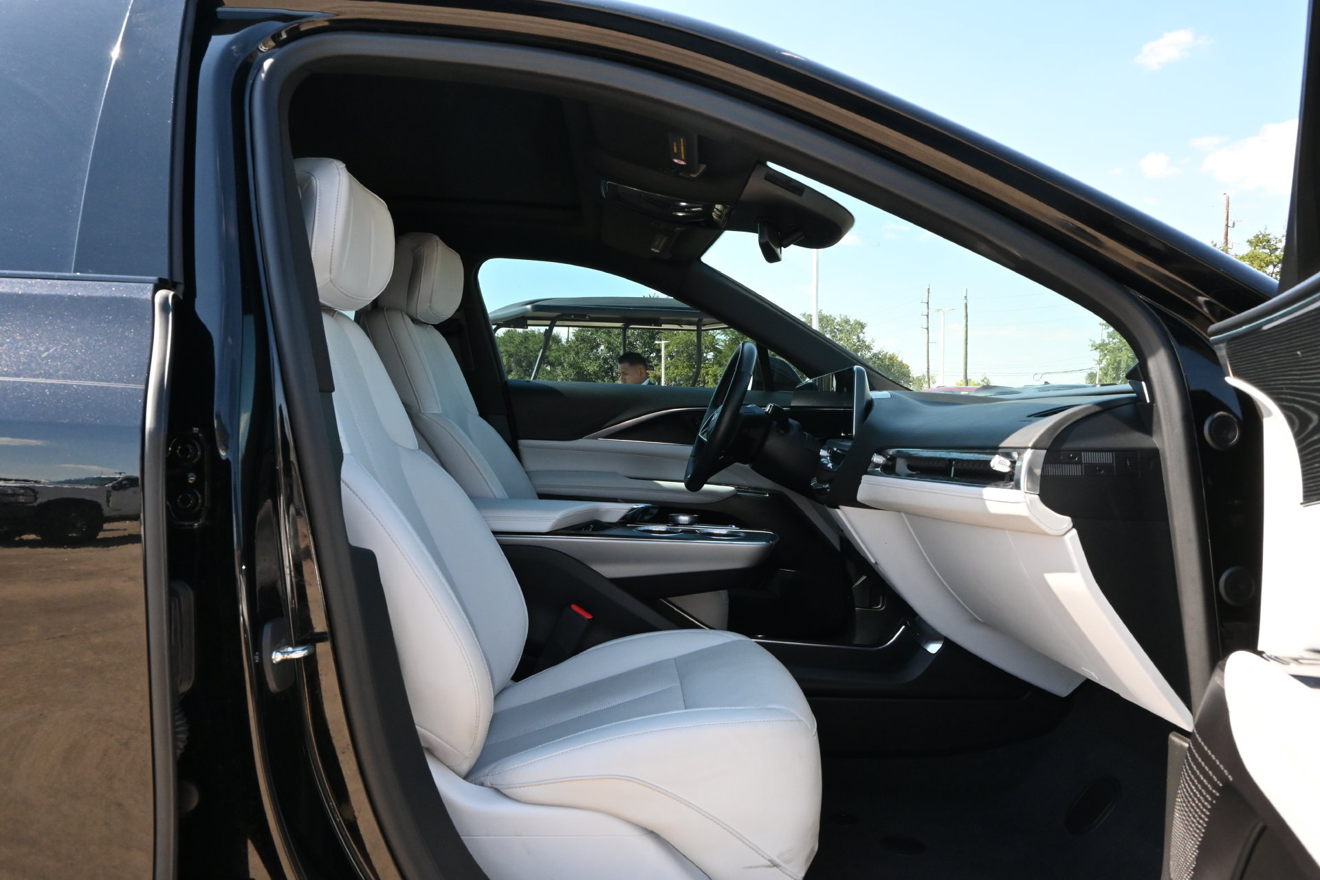 Certified 2024 Cadillac Lyriq Luxury AWD/4WD image 23