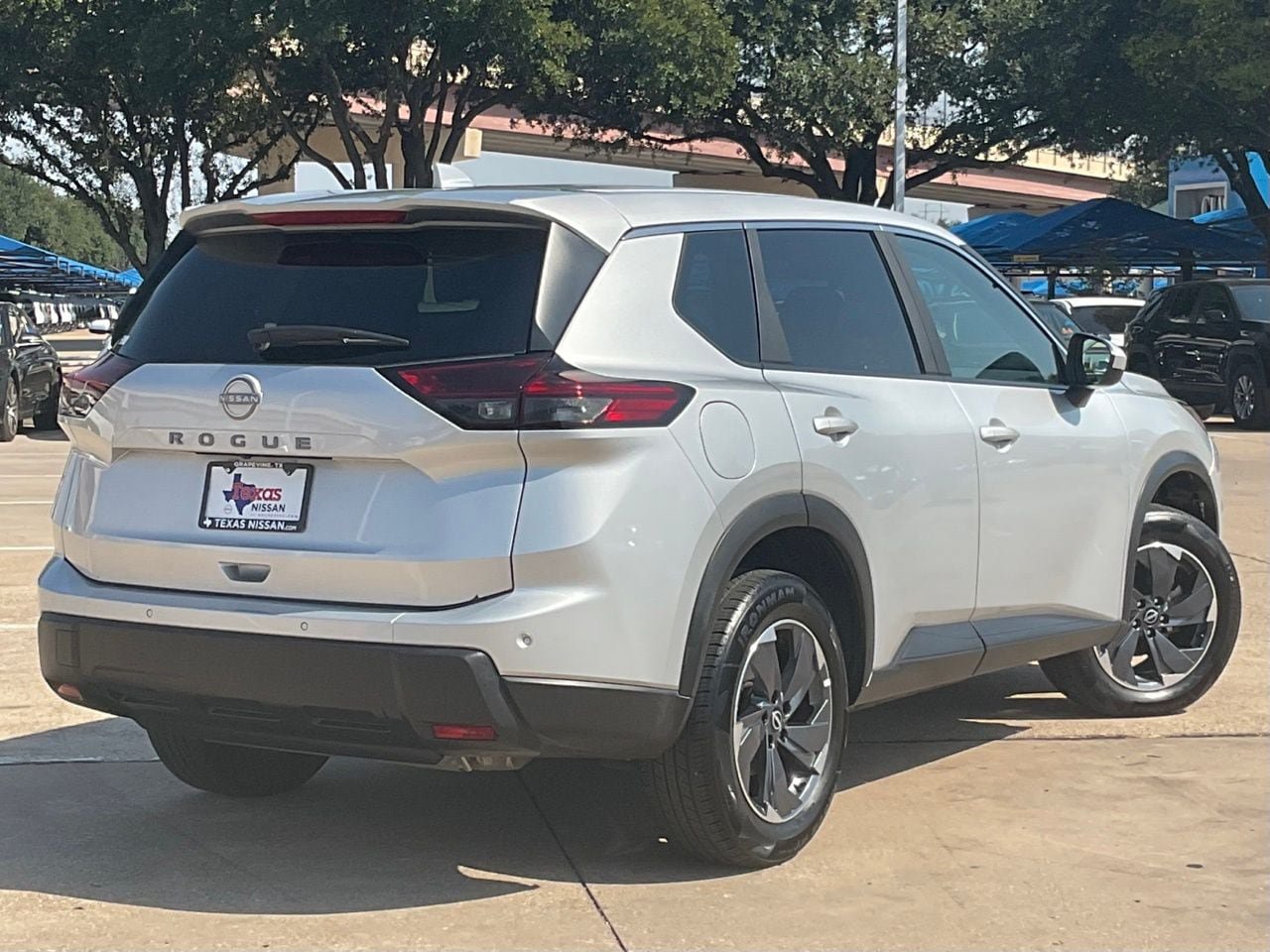 Used 2025 Nissan Rogue SV FWD image 4