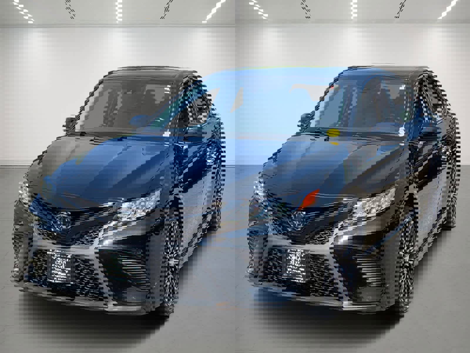 Used 2020 Toyota Camry SE image 2