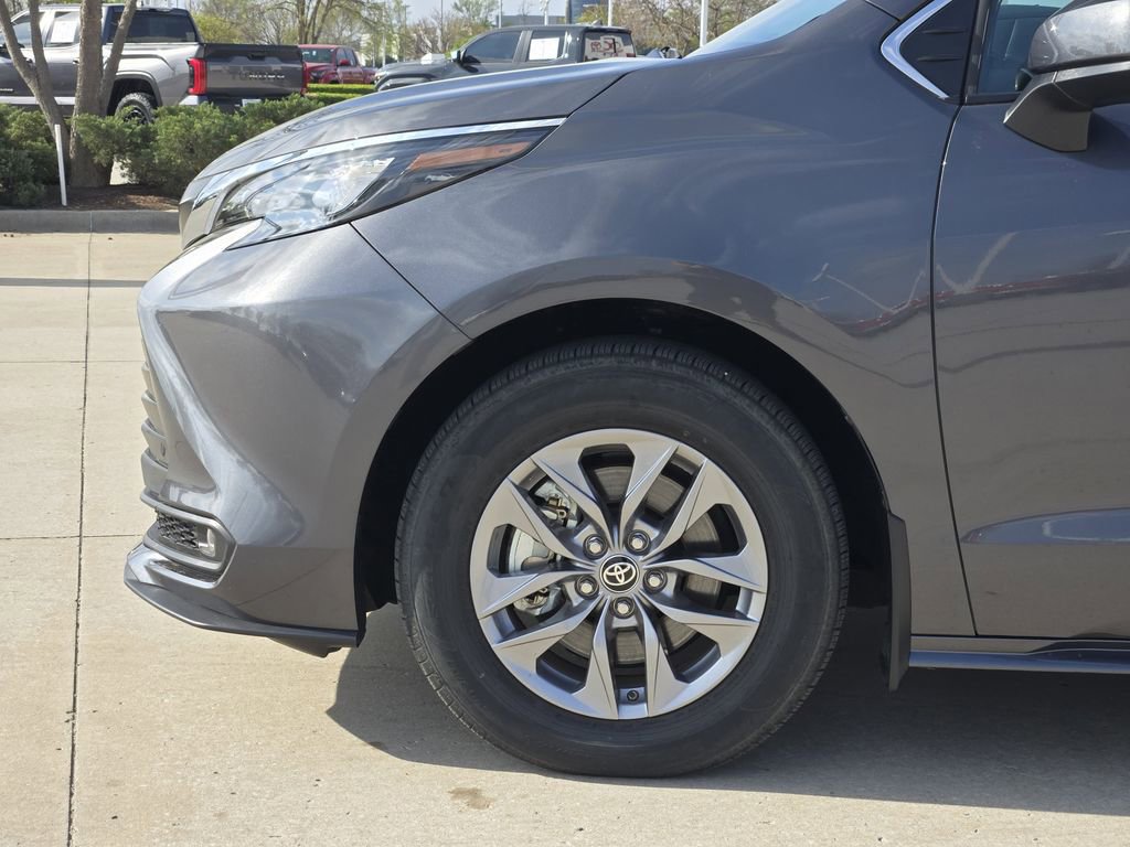 Used 2025 Toyota Sienna XLE w/ XLE Plus Package image 8