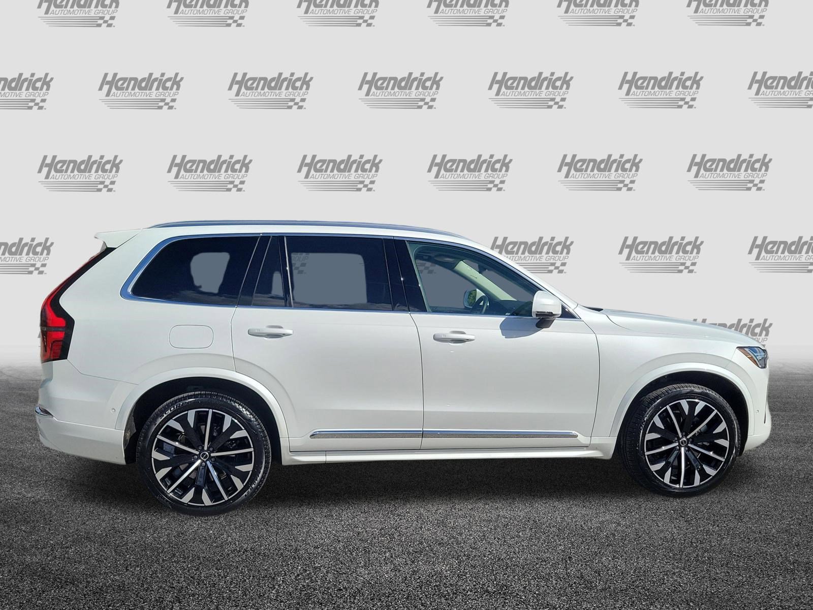 Used 2025 Volvo XC90 B6 Plus image 11