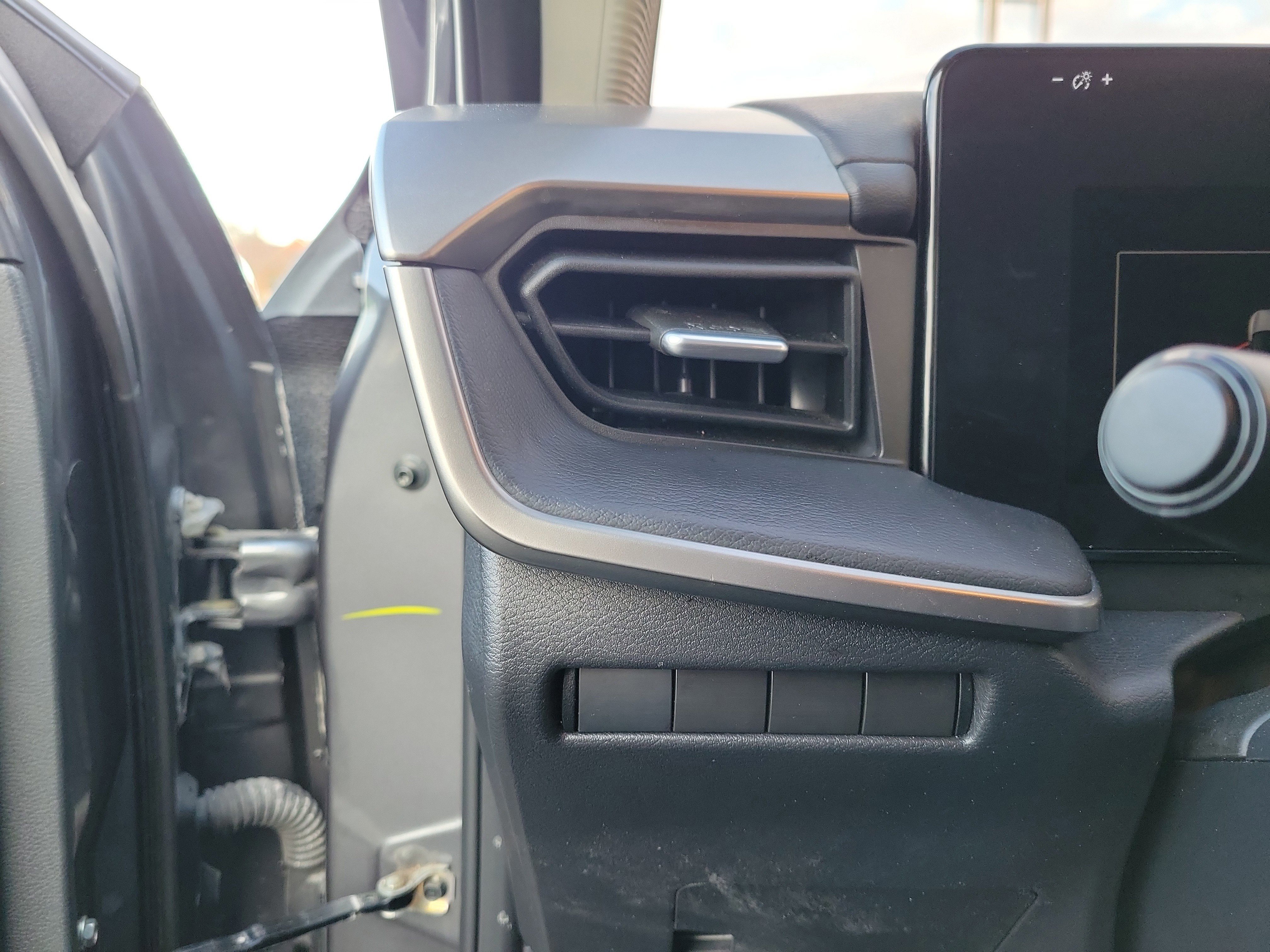 Used 2025 Nissan Kicks S image 21