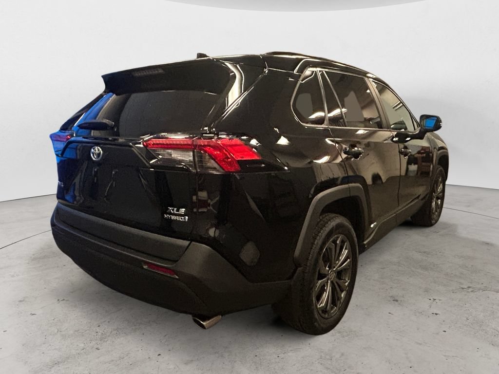 Used 2022 Toyota RAV4 XLE Premium AWD/4WD image 5