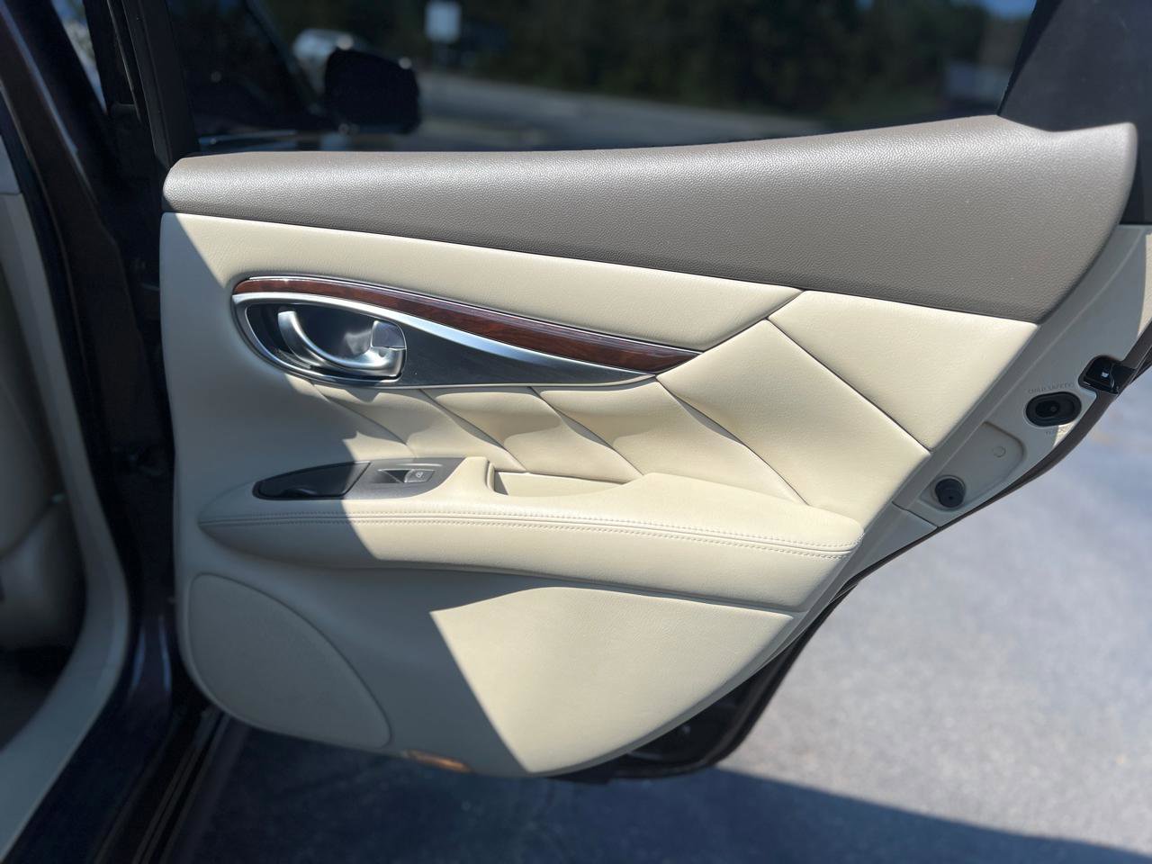 Used 2019 INFINITI Q70 Luxe RWD image 38