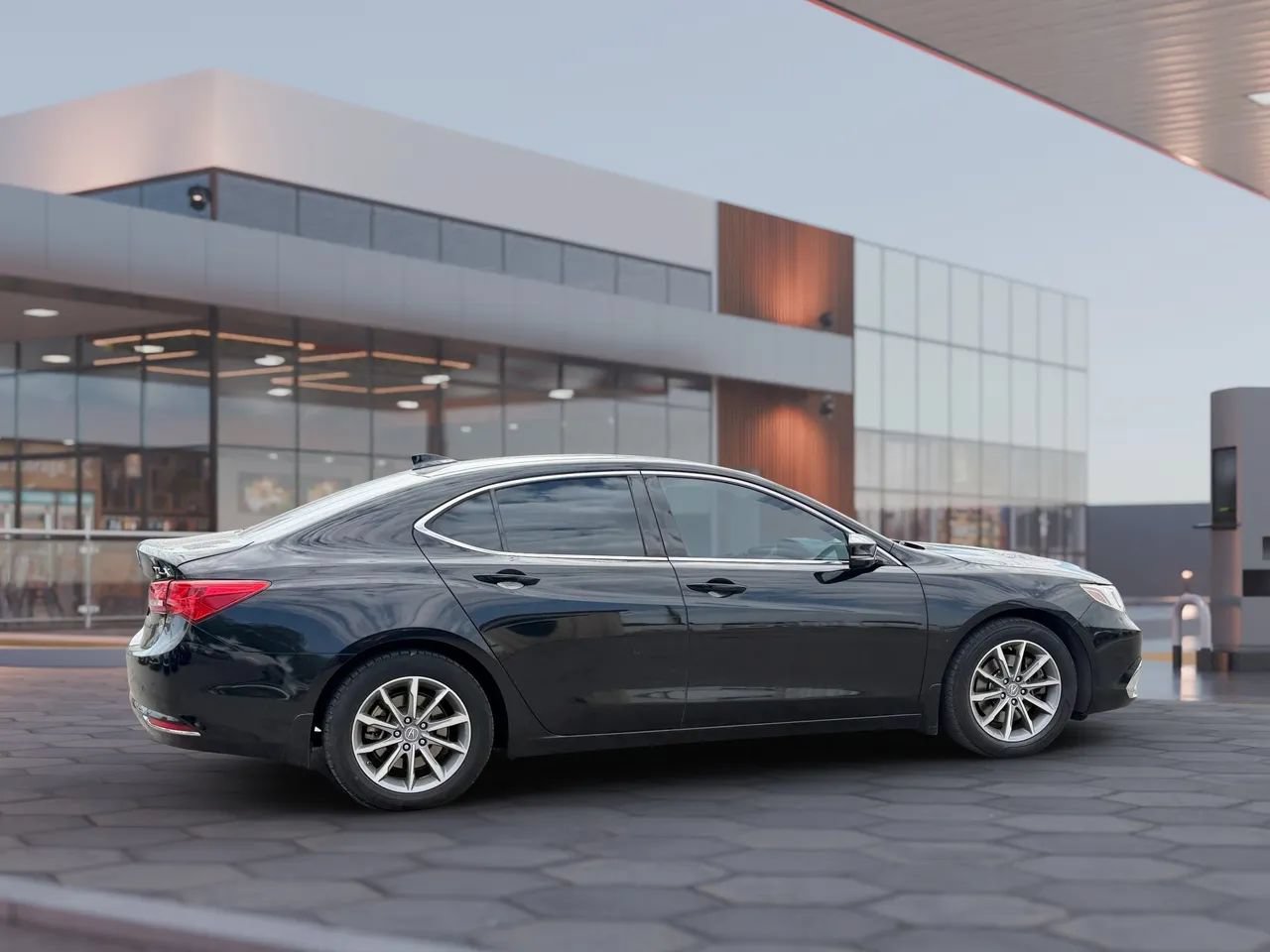 Used 2018 Acura TLX FWD image 11