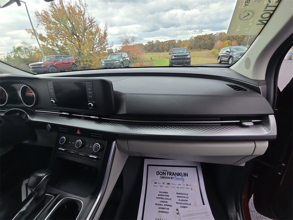 Used 2023 Kia Carnival LX image 12