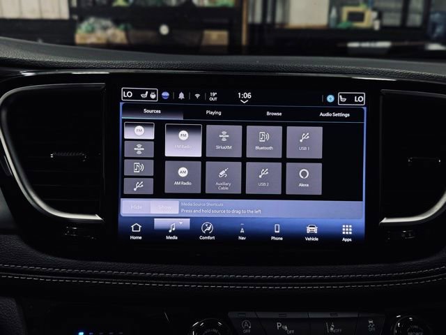 Used 2025 Chrysler Pacifica Limited image 40