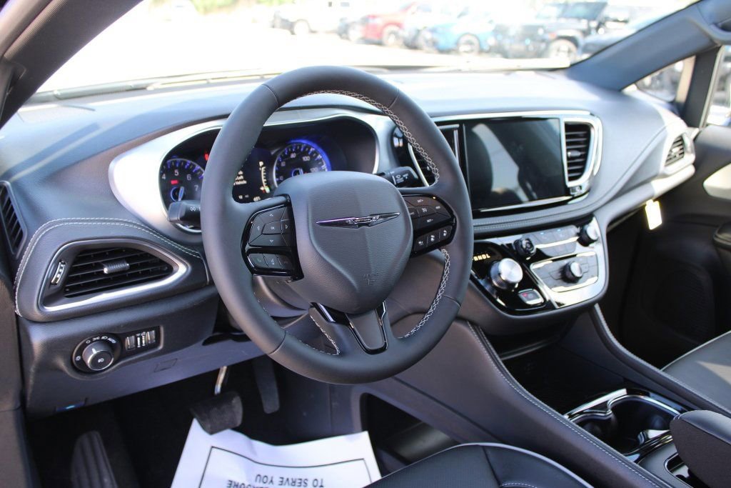 New 2026 Chrysler Pacifica Limited w/ S Appearance Package image 11