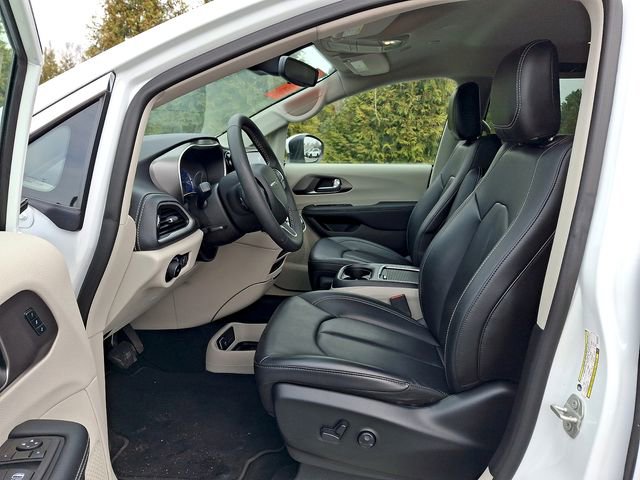 Used 2023 Chrysler Pacifica Touring-L FWD image 12