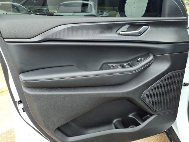 Used 2025 Jeep Grand Cherokee Altitude RWD image 20