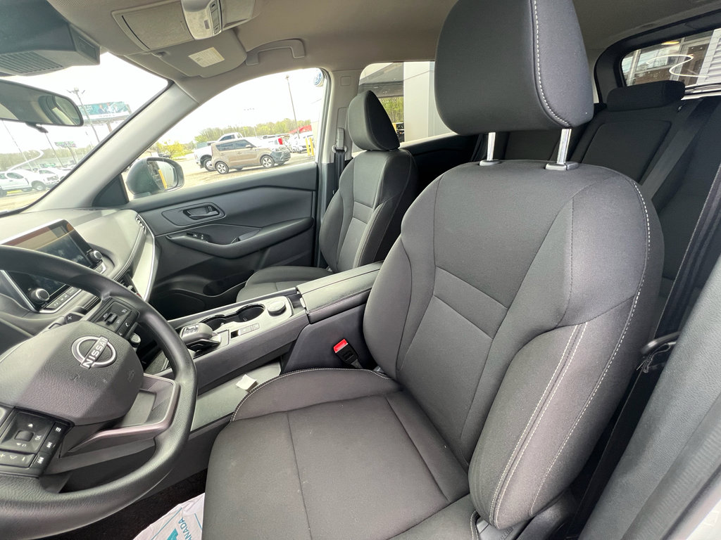 Used 2025 Nissan Rogue S image 14