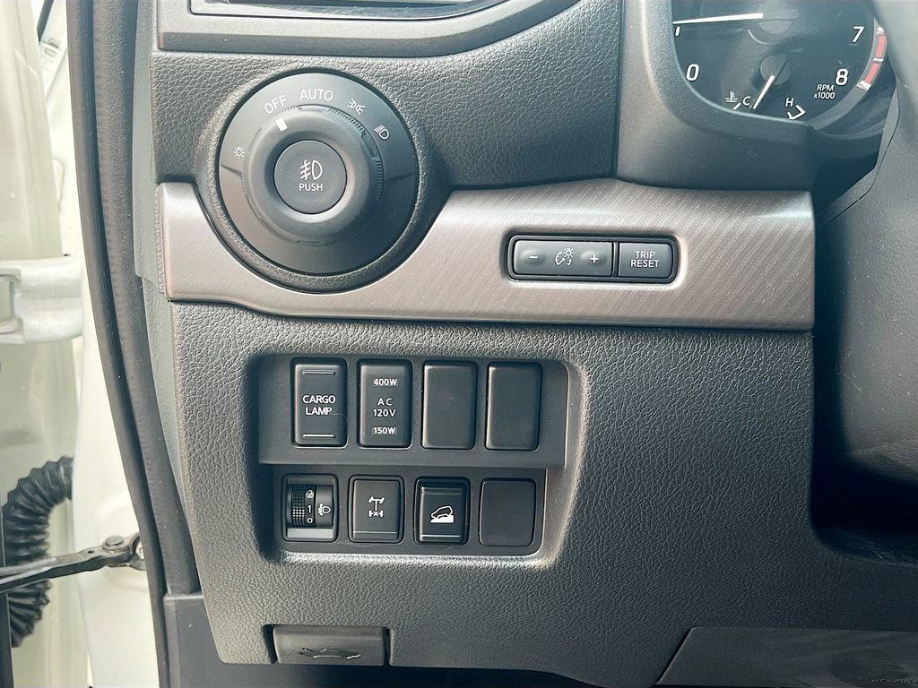 Used 2023 Nissan Titan PRO-4X w/ Pro-4x Convenience Package AWD/4WD image 10