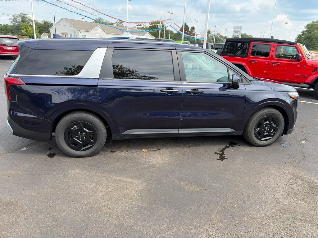 Used 2025 Kia Carnival FWD image 8