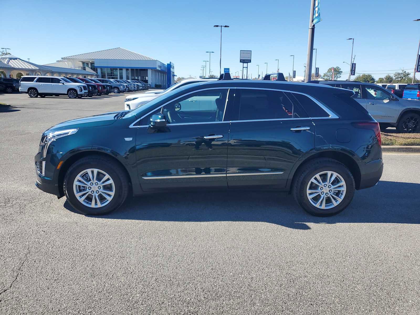 New 2026 Cadillac XT5 Luxury image 2