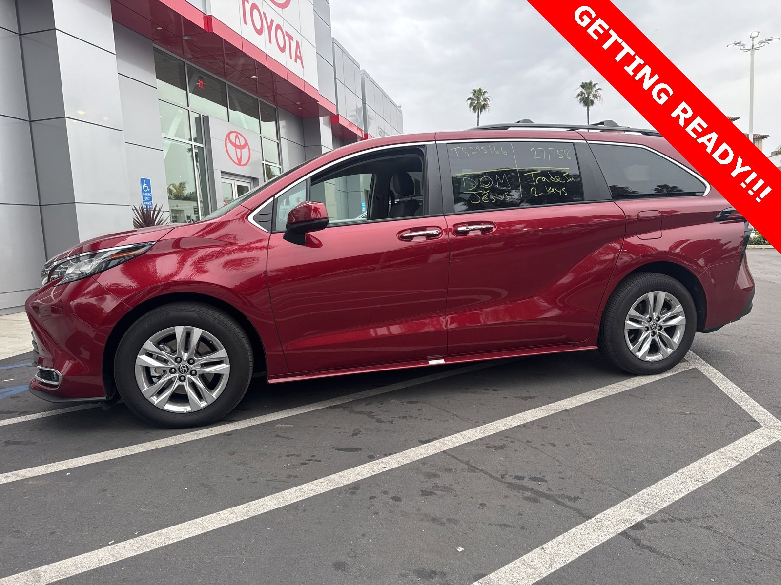 Used 2022 Toyota Sienna XLE image 3