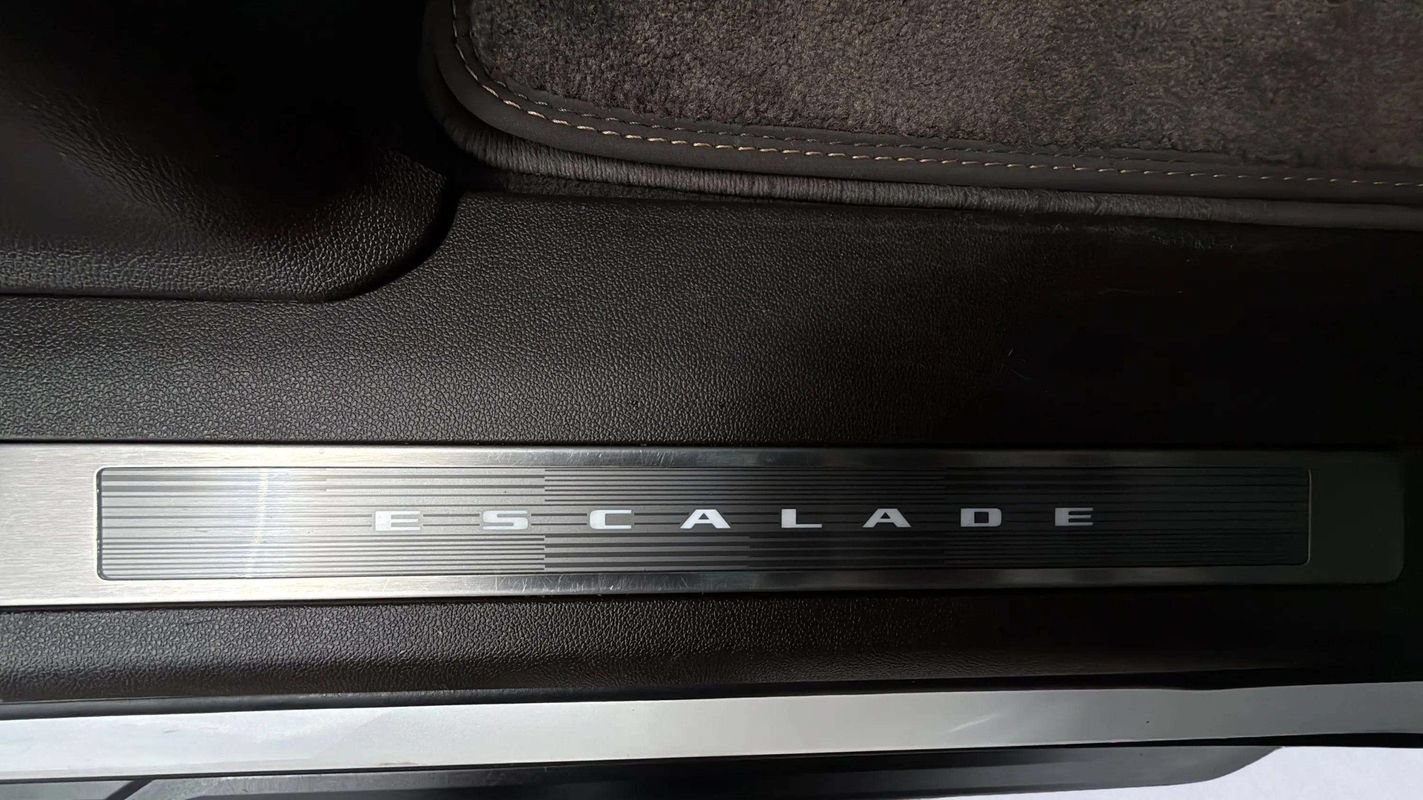 Used 2023 Cadillac Escalade Premium Luxury w/ Performance Package AWD/4WD image 25