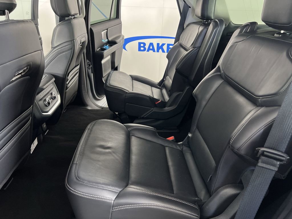 Used 2025 Ford Expedition Platinum image 27