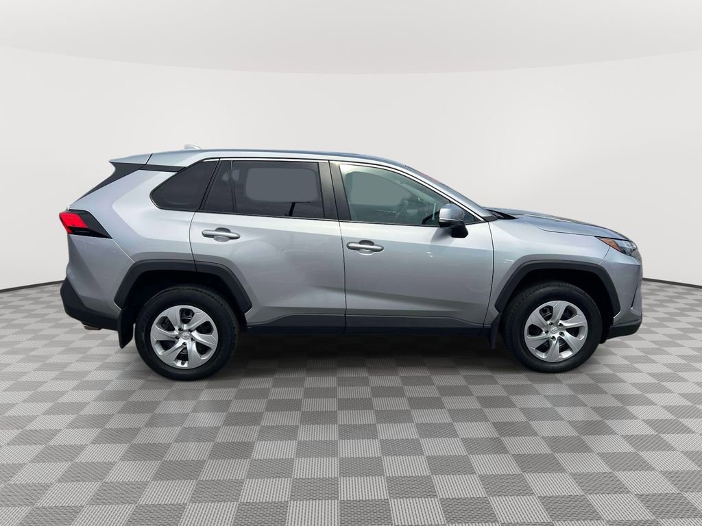 Used 2023 Toyota RAV4 LE AWD/4WD image 4