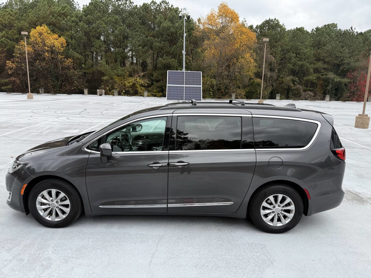 Used 2017 Chrysler Pacifica Touring-L image 17