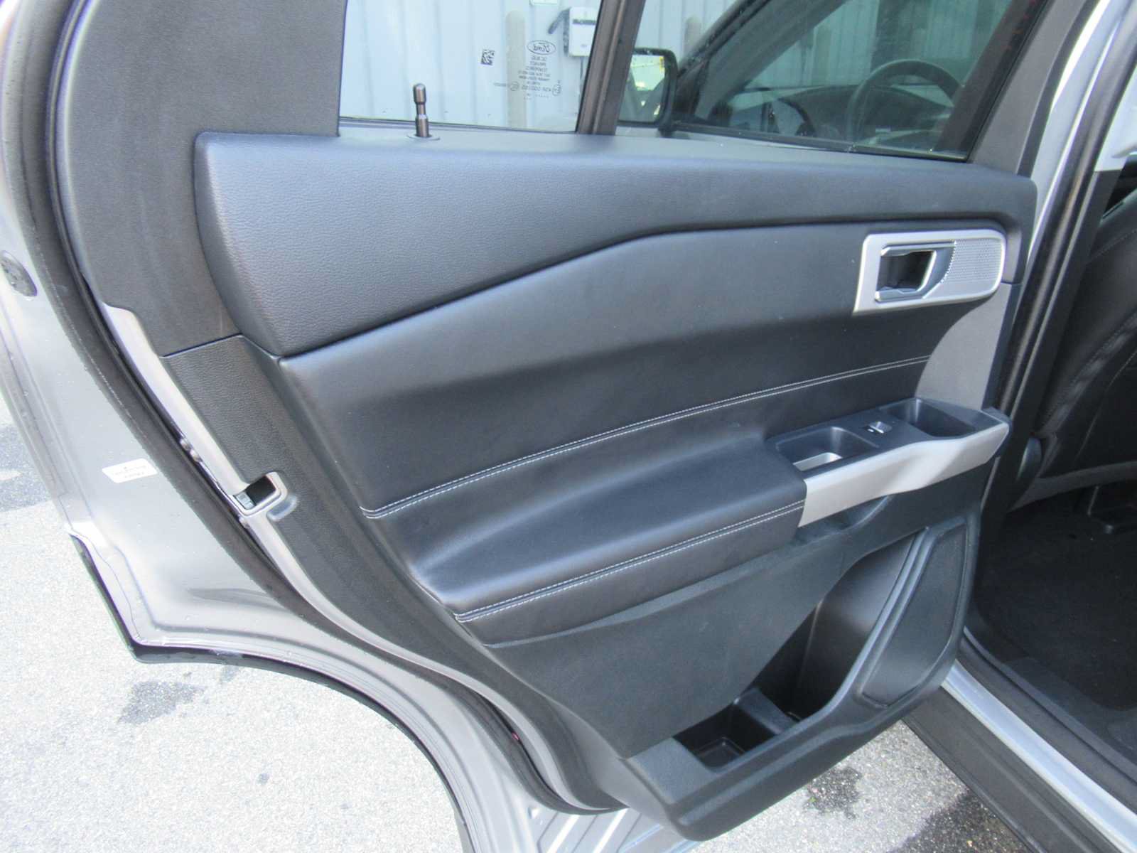 Used 2024 Ford Explorer XLT w/ Equipment Group 202A AWD/4WD image 21