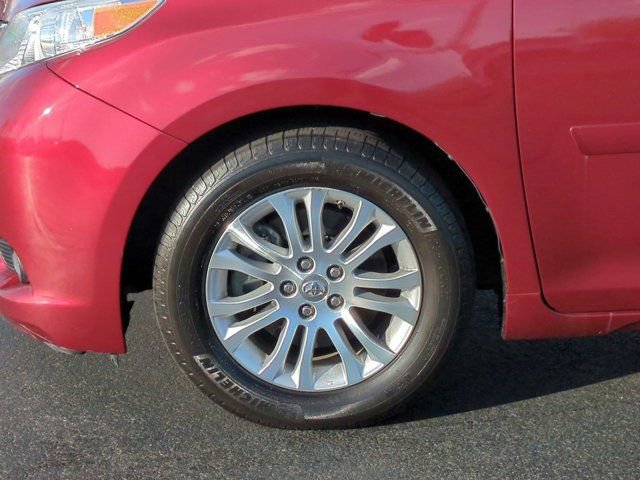 Certified 2017 Toyota Sienna XLE image 7