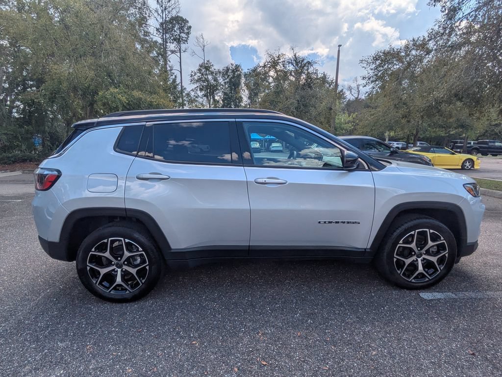 Used 2025 Jeep Compass Limited AWD/4WD image 3