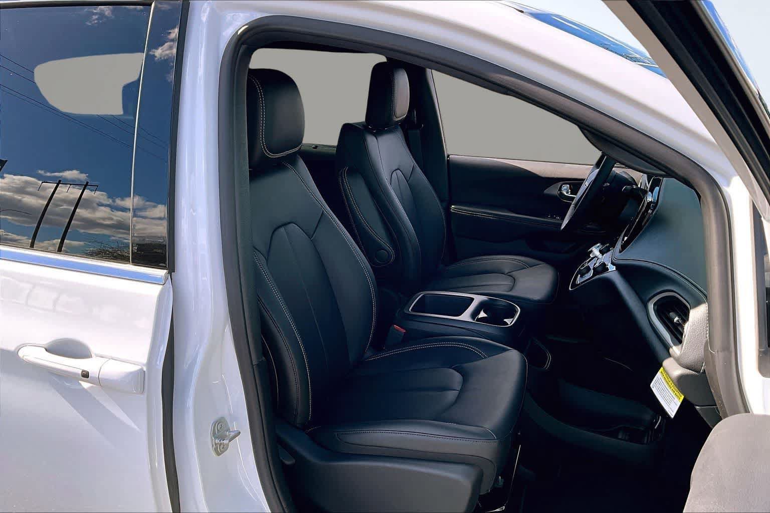 New 2026 Chrysler Pacifica Select FWD image 14