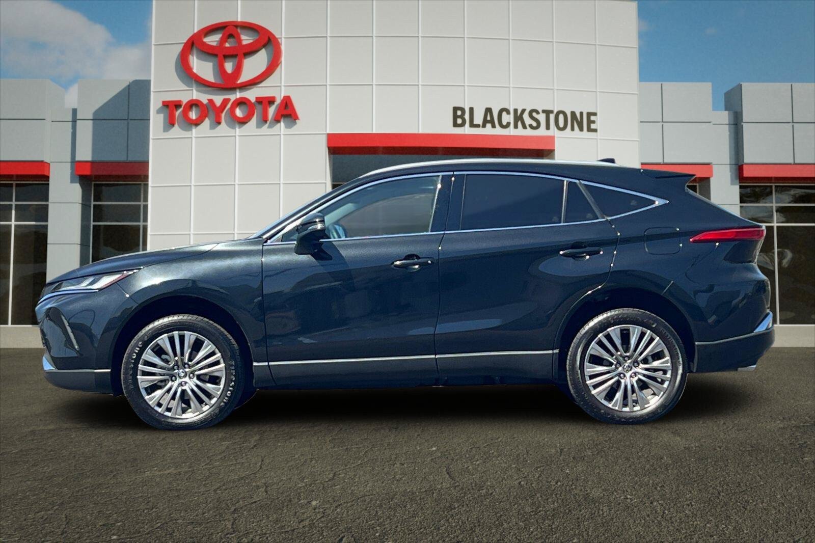 Certified 2024 Toyota Venza XLE AWD/4WD image 6