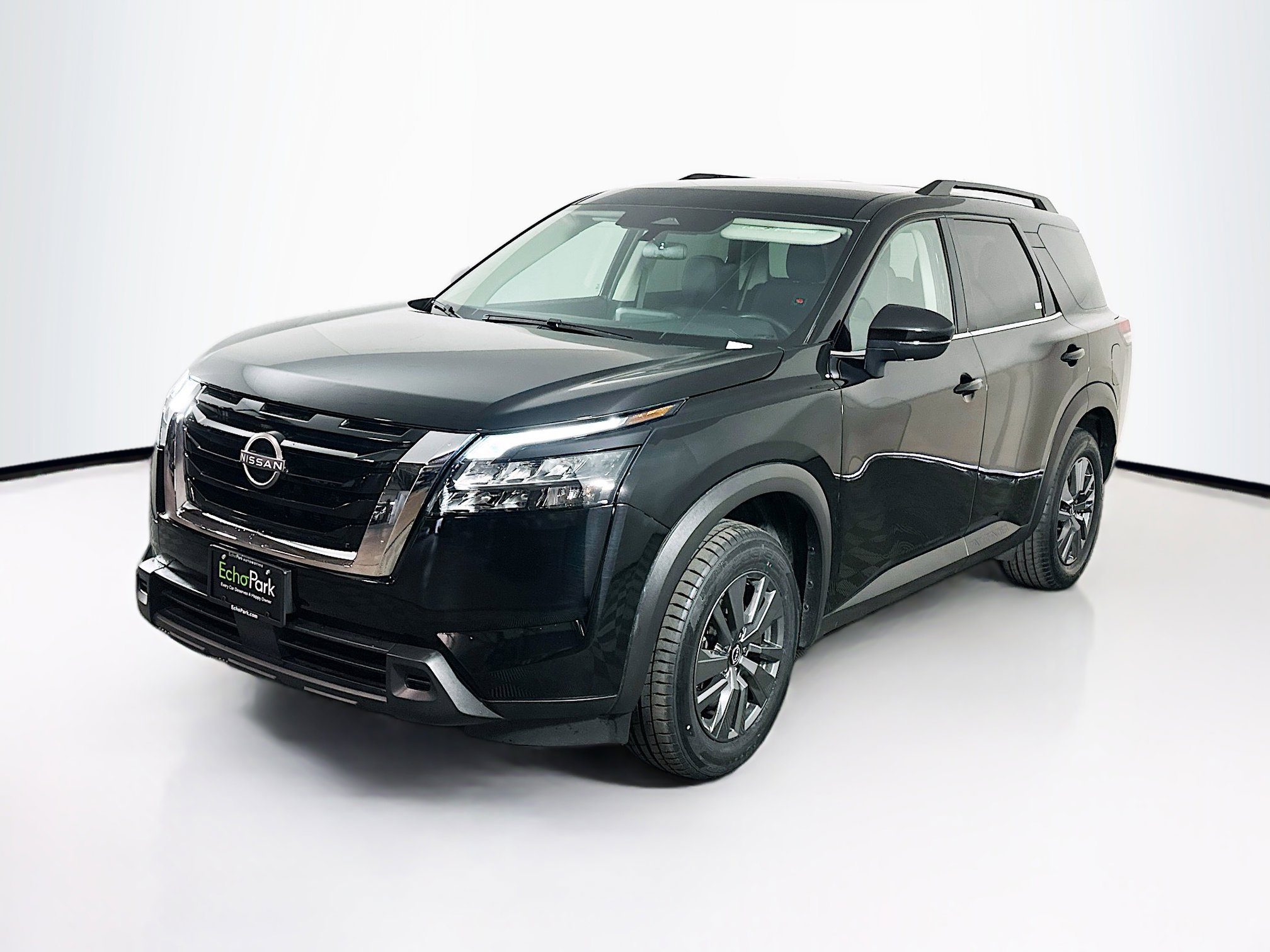 Used 2024 Nissan Pathfinder SV image 3