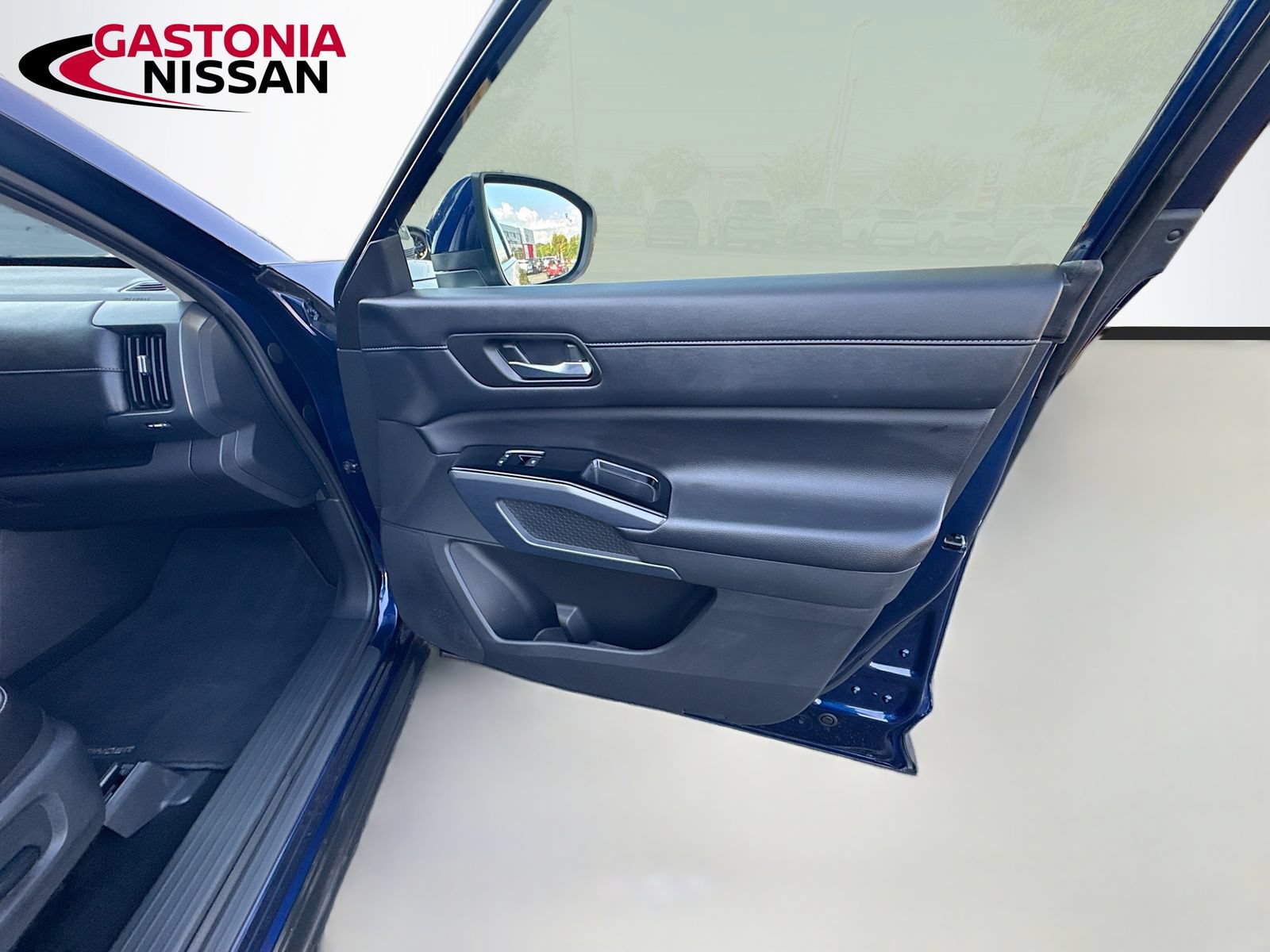 Used 2025 Nissan Pathfinder SL FWD image 41