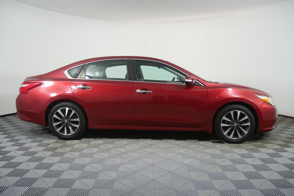 Used 2016 Nissan Altima 2.5 SV w/ Convenience Package FWD image 2